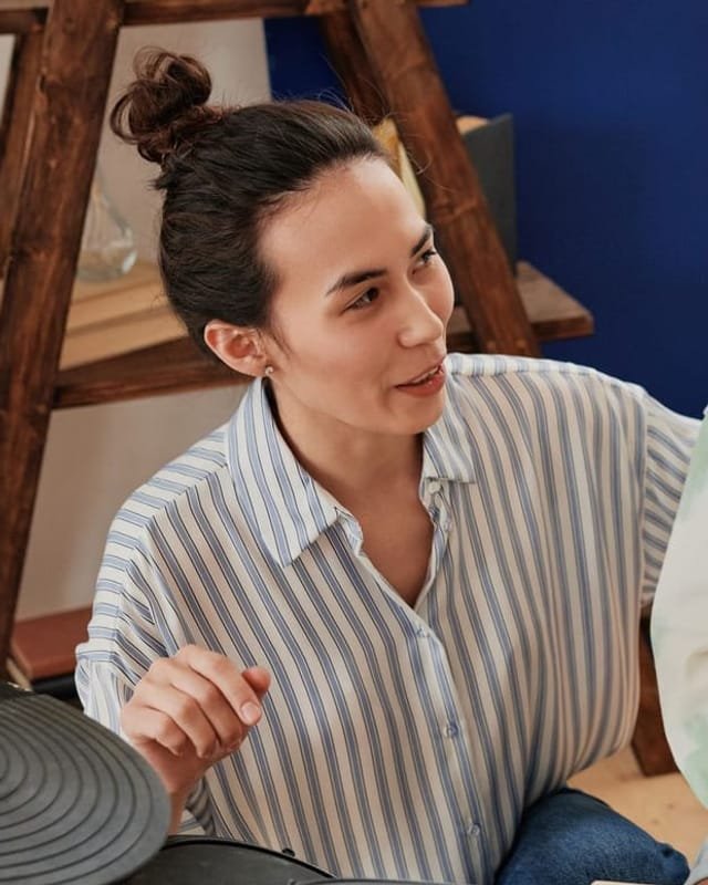 Jess Tran talking a student through a drum pattern